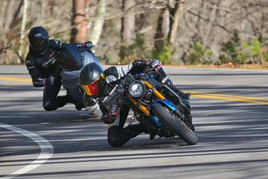 De ce au accidente motocicliștii experimentați? 10 greșeli
