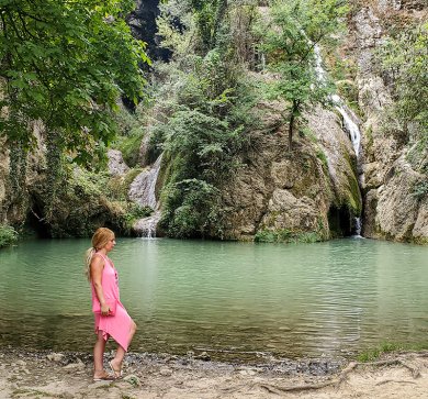 Vizită la Cascada Kaya Bunar: Kitty la cascadă