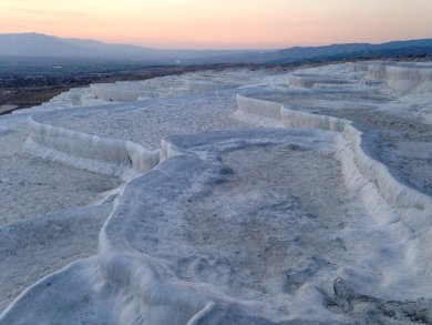 O seară la Pamukkale : travertine secate