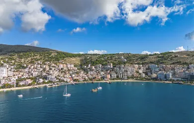 Faleza Saranda din dronă și la pas: Saranda din drona