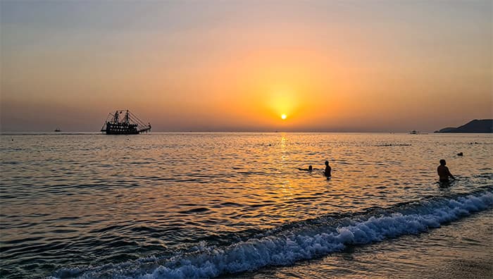 apus pe plaja Cleopatrei din Alanya